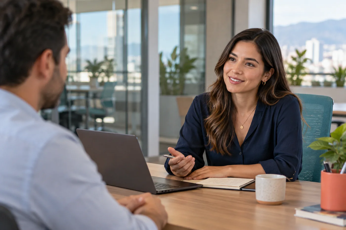 Escena ilustrativa de una conversación de consultoría empresarial